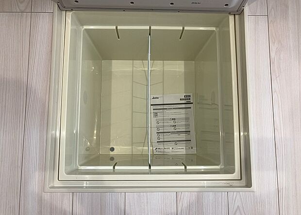 【キッチン床下収納】キッチン床下収納は、調理器具や食器などをスッキリと収納できる便利なスペースです。収納量が多いもの、引き出しがスムーズに開閉するものなど、使い勝手の良いものを選ぶことが大切です。また、湿気がこもりやすい場所なので、通気性の良いものを選ぶこともおすすめです。