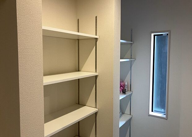 【玄関収納】玄関収納は、靴や傘、コートなどをスッキリと収納できるだけでなく、来客時に見せる顔となるため、家の顔とも言えます。収納量だけでなく、デザイン性も重視したいところです。ミラー付きの収納であれば、外出前の身だしなみチェックにも便利です。