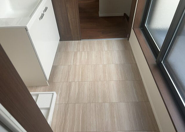 【脱衣場】多くの戸建て住宅で見かける洗面脱衣所は、洗面台と洗濯機が2畳ほどのスペースに並べられていて、洗面所が脱衣所を兼ね備えている間取りが一般的です。お客様が利用することもある、パブリックな空間でもあります。