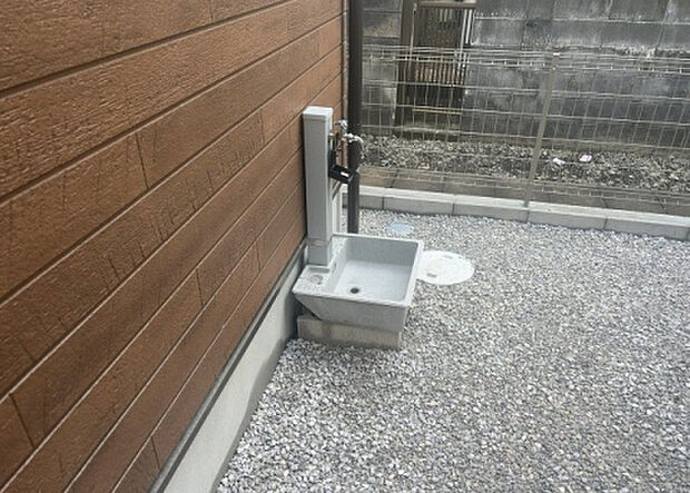 【その他設備】敷地内には、散水栓や立水栓があります。水道水を直接利用できるため、水を運ぶ手間を省くことが出来ます。大量の水を必要とする洗車作業や清掃などに役立ちます。その他設備とあわせて、現地でご確認ください。