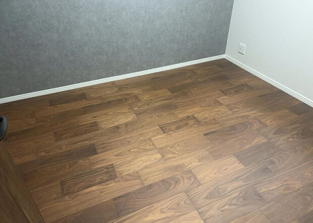 【洋室】洋室のメリットは重い家具が置きやすく、身の回りが整理しやすいことです。 床がフローリングのため畳とは異なり凹みにくいです。 クローゼットなど収納が豊富で、普段使わない旅行カバンや服の整頓も簡単にです。