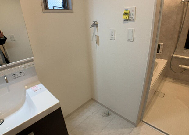 【ランドリースペース】ランドリースペースも気になります。洗濯機置場があり「洗う、干す、取り込む、アイロンがけ、たたむ」など、洗濯に関する家事をするための空間です。広さや収納など付帯設備も含めて、詳細は現地でご確認ください。