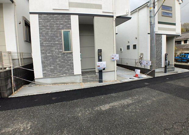 【前面道路含む現地写真_2】お持ちの車種によっては前面道路が広い方が便利でしょう。しかし、前面道路が広ければその分交通量が多くなるため、騒音などが気になる場合があります。実際に現地を見学し、周辺交通量や騒音などを確認しましょう!