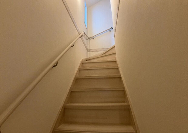 【内装】建物の上下階の通路である階段は、その位置によって動線や室内の印象が大きく左右されます。手摺にも重要な役割があり、転倒の防止・歩行や動作を円滑にして日常生活を支えることを主な目的として設置されています。