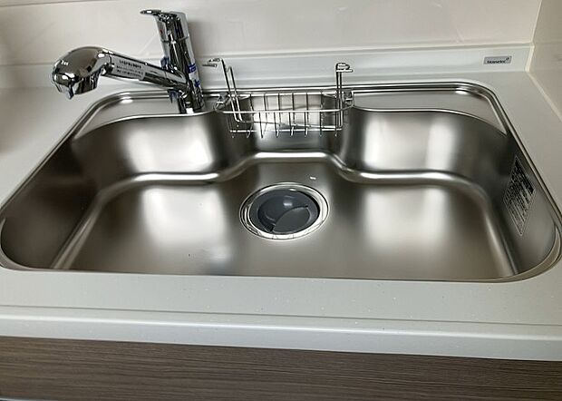 【キッチン水栓】キッチン水栓は、毎日必ず使うものだからこそ、使いやすさが重要です。シャワーヘッドの切り替えがスムーズか、吐水量が調節できるか、水しぶきが飛び散りにくい構造か、浄水機能が付いているかなど、日々の家事を快適にするための機能が数多くあります。また、デザインも多種多様なので、キッチン全体の雰囲気に合わせたものを選ぶことができます。