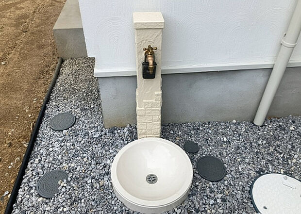 【その他設備】敷地内には、散水栓や立水栓があります。水道水を直接利用できるため、水を運ぶ手間を省くことが出来ます。大量の水を必要とする洗車作業や清掃などに役立ちます。その他設備とあわせて、現地でご確認ください。