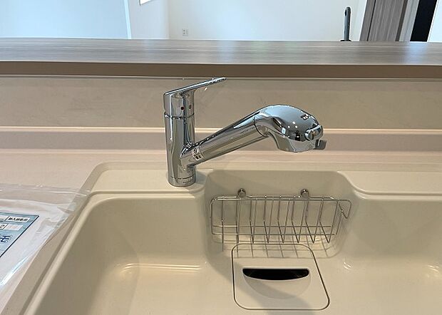 【キッチン水栓】キッチン水栓は、毎日必ず使うものだからこそ、使いやすさが重要です。シャワーヘッドの切り替えがスムーズか、吐水量が調節できるか、水しぶきが飛び散りにくい構造か、浄水機能が付いているかなど、日々の家事を快適にするための機能が数多くあります。また、デザインも多種多様なので、キッチン全体の雰囲気に合わせたものを選ぶことができます。