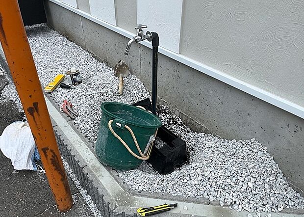 【外水栓】外水栓は、庭の水やりや洗車など、様々な用途に使える便利な設備です。ホースがしっかりと接続できるもの、水圧が安定しているものなど、使い勝手の良いものを選びましょう。また、凍結防止機能が付いているものなら、冬場でも安心して使用できます。