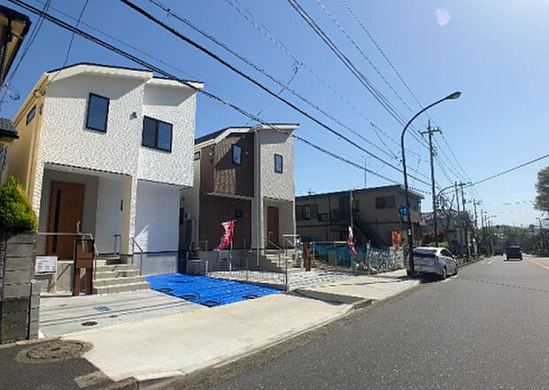【前面道路含む現地写真_2】お持ちの車種によっては前面道路が広い方が便利でしょう。しかし、前面道路が広ければその分交通量が多くなるため、騒音などが気になる場合があります。実際に現地を見学し、周辺交通量や騒音などを確認しましょう！