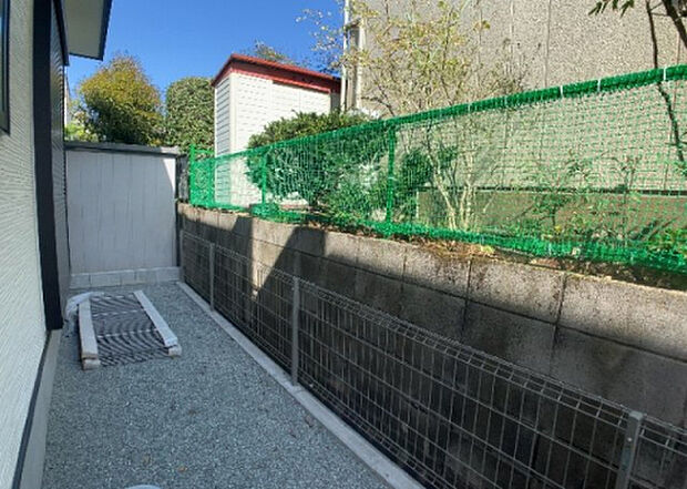 【庭】庭があることでガーデニングや家庭菜園はもちろん、こどもの遊び場やペットを放して遊ぶことができます。また、家の周囲に余裕があるということです。隣地との間があれば、十分な日当たりと、風通しが確保できます。