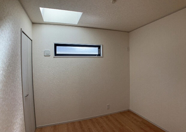 【洋室】洋室のメリットは重い家具が置きやすく、身の回りが整理しやすいことです。 床がフローリングのため畳とは異なり凹みにくいです。 クローゼットなど収納が豊富で、普段使わない旅行カバンや服の整頓も簡単にです。