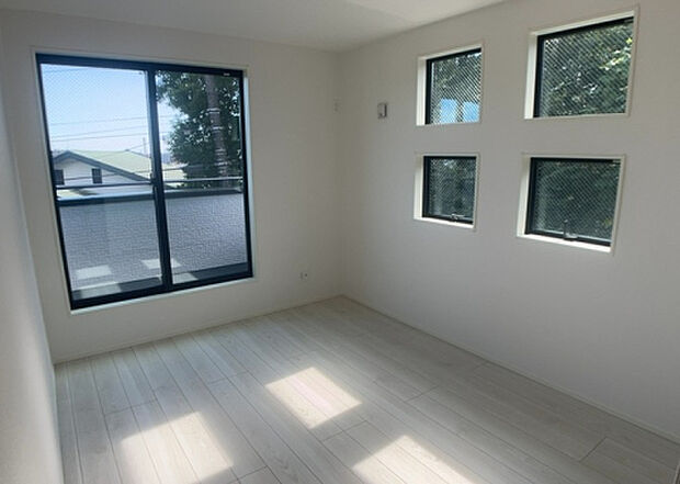 【洋室】洋室のメリットは重い家具が置きやすく、身の回りが整理しやすいことです。 床がフローリングのため畳とは異なり凹みにくいです。 クローゼットなど収納が豊富で、普段使わない旅行カバンや服の整頓も簡単にです。