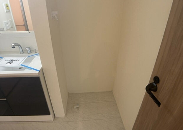 【ランドリースペース】ランドリースペースも気になります。洗濯機置場があり「洗う、干す、取り込む、アイロンがけ、たたむ」など、洗濯に関する家事をするための空間です。広さや収納など付帯設備も含めて、詳細は現地でご確認ください。