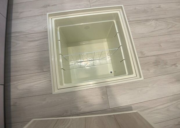 【キッチン床下収納】キッチン床下収納は、調理器具や食器などをスッキリと収納できる便利なスペースです。収納量が多いもの、引き出しがスムーズに開閉するものなど、使い勝手の良いものを選ぶことが大切です。また、湿気がこもりやすい場所なので、通気性の良いものを選ぶこともおすすめです。