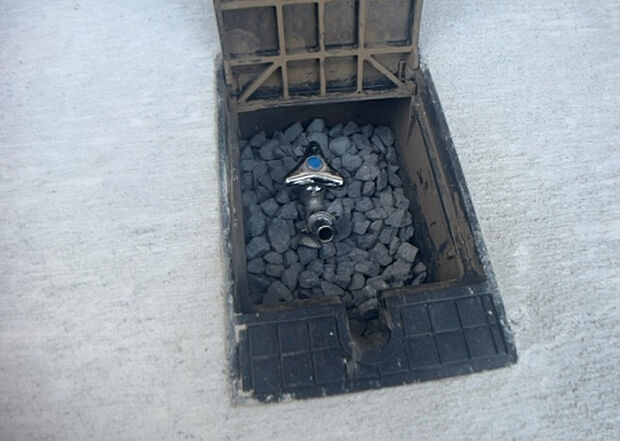 【その他設備】敷地内には、散水栓や立水栓があります。水道水を直接利用できるため、水を運ぶ手間を省くことが出来ます。大量の水を必要とする洗車作業や清掃などに役立ちます。その他設備とあわせて、現地でご確認ください。