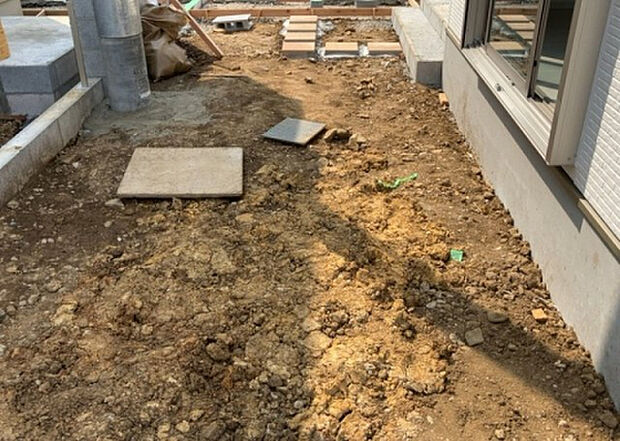 【庭】庭があることでガーデニングや家庭菜園はもちろん、こどもの遊び場やペットを放して遊ぶことができます。また、家の周囲に余裕があるということです。隣地との間があれば、十分な日当たりと、風通しが確保できます。