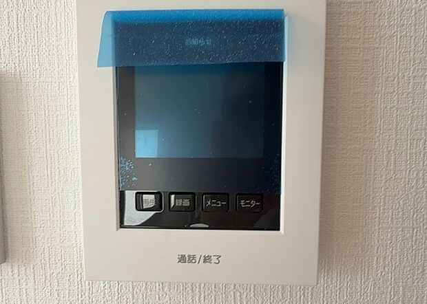【TVモニター付きインターホン】TVモニター付きインターホンは、来訪者の顔を確認できるだけでなく、音声でやり取りすることもできるため、セキュリティ面で安心できる設備です。モニター画面が大きく見やすいもの、夜間でも来訪者をしっかりと確認できるものなど、機能性を重視したいところです。