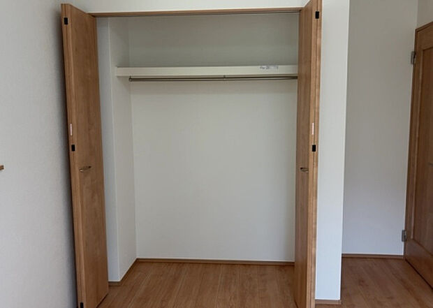 【ウォークインクローゼット】ウォークインクローゼットがあれば、クローゼット内でコーディネートが完成できますし、季節の変わり目に行う衣替えの手間も省けます。また、スーツケースなど大きいものもしまうことができ使い勝手がよいです。