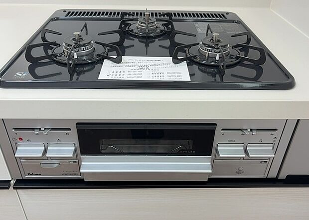 【キッチンコンロ】キッチンコンロは、料理の質を大きく左右する重要な設備です。火力調整のしやすさ、グリル機能の有無、安全装置の充実度など、選ぶポイントがたくさんあります。特に、IHクッキングヒーターは、お手入れのしやすさや安全性が高く、近年人気が高まっています。