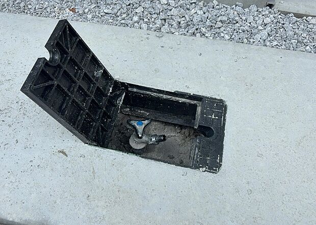 【外水栓】外水栓は、庭の水やりや洗車など、様々な用途に使える便利な設備です。ホースがしっかりと接続できるもの、水圧が安定しているものなど、使い勝手の良いものを選びましょう。また、凍結防止機能が付いているものなら、冬場でも安心して使用できます。