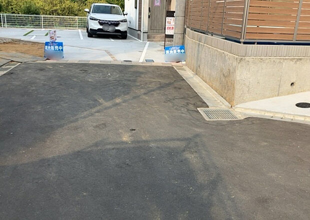 【前面道路含む現地写真_2】お持ちの車種によっては前面道路が広い方が便利でしょう。しかし、前面道路が広ければその分交通量が多くなるため、騒音などが気になる場合があります。実際に現地を見学し、周辺交通量や騒音などを確認しましょう！