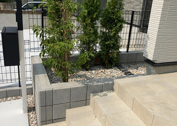 【庭】庭があることでガーデニングや家庭菜園はもちろん、こどもの遊び場やペットを放して遊ぶことができます。また、家の周囲に余裕があるということです。隣地との間があれば、十分な日当たりと、風通しが確保できます。