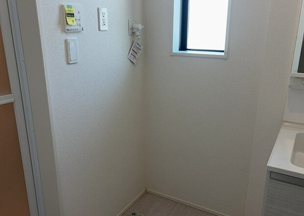 【ランドリースペース】ランドリースペースも気になります。洗濯機置場があり「洗う、干す、取り込む、アイロンがけ、たたむ」など、洗濯に関する家事をするための空間です。広さや収納など付帯設備も含めて、詳細は現地でご確認ください。