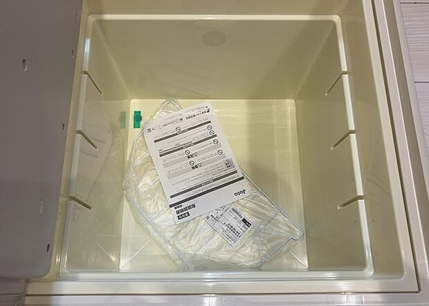 【キッチン床下収納】キッチン床下収納は、調理器具や食器などをスッキリと収納できる便利なスペースです。収納量が多いもの、引き出しがスムーズに開閉するものなど、使い勝手の良いものを選ぶことが大切です。また、湿気がこもりやすい場所なので、通気性の良いものを選ぶこともおすすめです。