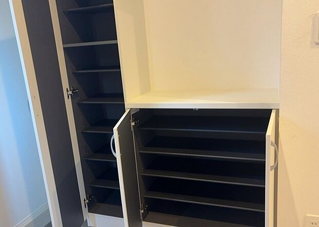 【玄関収納】玄関収納は、靴や傘、コートなどをスッキリと収納できるだけでなく、来客時に見せる顔となるため、家の顔とも言えます。収納量だけでなく、デザイン性も重視したいところです。ミラー付きの収納であれば、外出前の身だしなみチェックにも便利です。