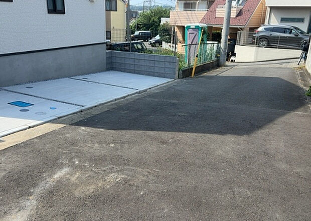 【前面道路含む現地写真_2】お持ちの車種によっては前面道路が広い方が便利でしょう。しかし、前面道路が広ければその分交通量が多くなるため、騒音などが気になる場合があります。実際に現地を見学し、周辺交通量や騒音などを確認しましょう！