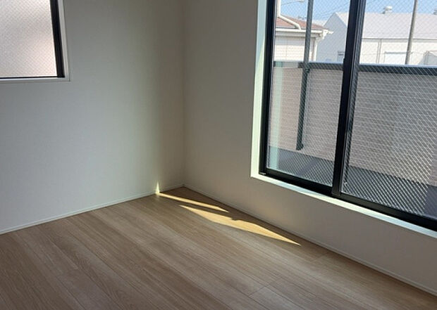 【洋室】洋室のメリットは重い家具が置きやすく、身の回りが整理しやすいことです。 床がフローリングのため畳とは異なり凹みにくいです。 クローゼットなど収納が豊富で、普段使わない旅行カバンや服の整頓も簡単にです。