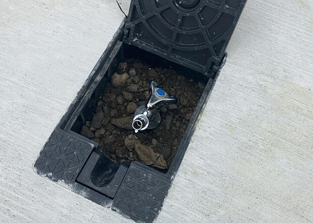 【その他設備】敷地内には、散水栓や立水栓があります。水道水を直接利用できるため、水を運ぶ手間を省くことが出来ます。大量の水を必要とする洗車作業や清掃などに役立ちます。その他設備とあわせて、現地でご確認ください。