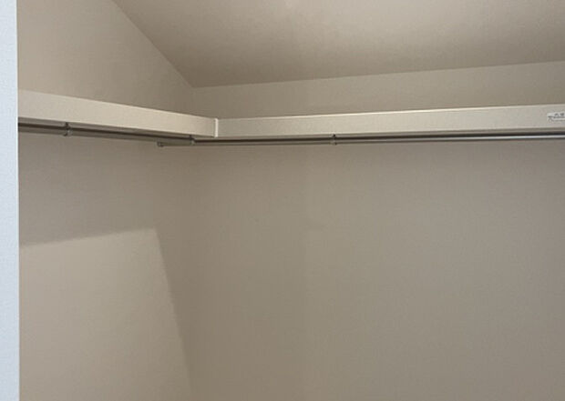 【ウォークインクローゼット】ウォークインクローゼットがあれば、クローゼット内でコーディネートが完成できますし、季節の変わり目に行う衣替えの手間も省けます。また、スーツケースなど大きいものもしまうことができ使い勝手がよいです。