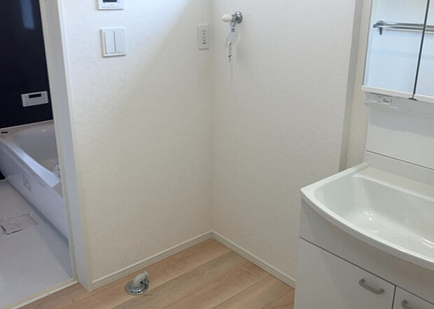 【ランドリースペース】ランドリースペースも気になります。洗濯機置場があり「洗う、干す、取り込む、アイロンがけ、たたむ」など、洗濯に関する家事をするための空間です。広さや収納など付帯設備も含めて、詳細は現地でご確認ください。