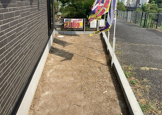 【庭】庭があることでガーデニングや家庭菜園はもちろん、こどもの遊び場やペットを放して遊ぶことができます。また、家の周囲に余裕があるということです。隣地との間があれば、十分な日当たりと、風通しが確保できます。