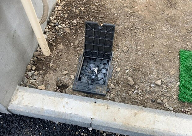 【その他設備】敷地内には、散水栓や立水栓があります。水道水を直接利用できるため、水を運ぶ手間を省くことが出来ます。大量の水を必要とする洗車作業や清掃などに役立ちます。その他設備とあわせて、現地でご確認ください。