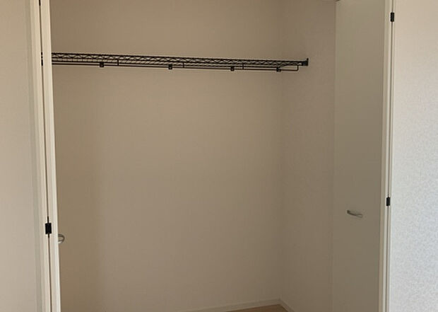 【ウォークインクローゼット】ウォークインクローゼットがあれば、クローゼット内でコーディネートが完成できますし、季節の変わり目に行う衣替えの手間も省けます。また、スーツケースなど大きいものもしまうことができ使い勝手がよいです。