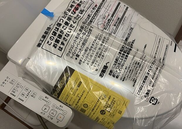 【ウォシュレット（リモコン）】ウォシュレットは、衛生面だけでなく、快適性も向上させる便利な設備です。洗浄機能の種類や水温調節機能など、様々な機能が付いたものが多くあります。リモコンも、操作が簡単で、使いやすいものを選びましょう。