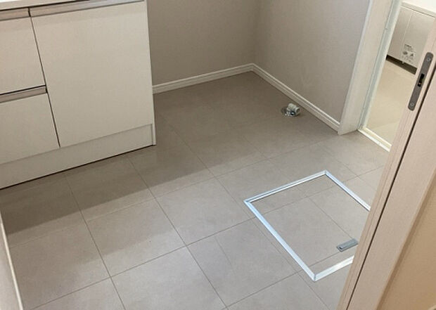 【脱衣場】多くの戸建て住宅で見かける洗面脱衣所は、洗面台と洗濯機が2畳ほどのスペースに並べられていて、洗面所が脱衣所を兼ね備えている間取りが一般的です。お客様が利用することもある、パブリックな空間でもあります。