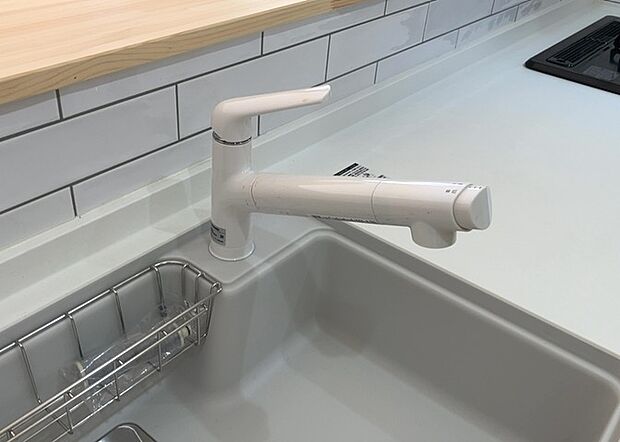 【キッチン水栓】キッチン水栓は、毎日必ず使うものだからこそ、使いやすさが重要です。シャワーヘッドの切り替えがスムーズか、吐水量が調節できるか、水しぶきが飛び散りにくい構造か、浄水機能が付いているかなど、日々の家事を快適にするための機能が数多くあります。また、デザインも多種多様なので、キッチン全体の雰囲気に合わせたものを選ぶことができます。
