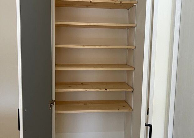 【キッチン床下収納】キッチン床下収納は、調理器具や食器などをスッキリと収納できる便利なスペースです。収納量が多いもの、引き出しがスムーズに開閉するものなど、使い勝手の良いものを選ぶことが大切です。また、湿気がこもりやすい場所なので、通気性の良いものを選ぶこともおすすめです。