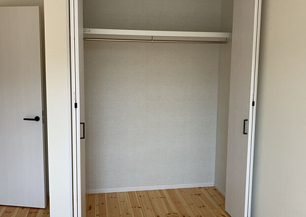 【ウォークインクローゼット】ウォークインクローゼットがあれば、クローゼット内でコーディネートが完成できますし、季節の変わり目に行う衣替えの手間も省けます。また、スーツケースなど大きいものもしまうことができ使い勝手がよいです。