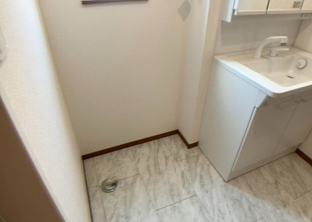 【ランドリースペース】ランドリースペースも気になります。洗濯機置場があり「洗う、干す、取り込む、アイロンがけ、たたむ」など、洗濯に関する家事をするための空間です。広さや収納など付帯設備も含めて、詳細は現地でご確認ください。