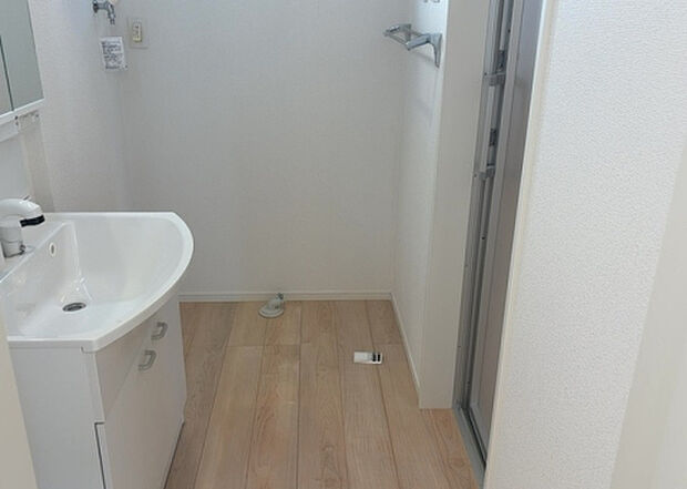 【脱衣場】多くの戸建て住宅で見かける洗面脱衣所は、洗面台と洗濯機が2畳ほどのスペースに並べられていて、洗面所が脱衣所を兼ね備えている間取りが一般的です。お客様が利用することもある、パブリックな空間でもあります。