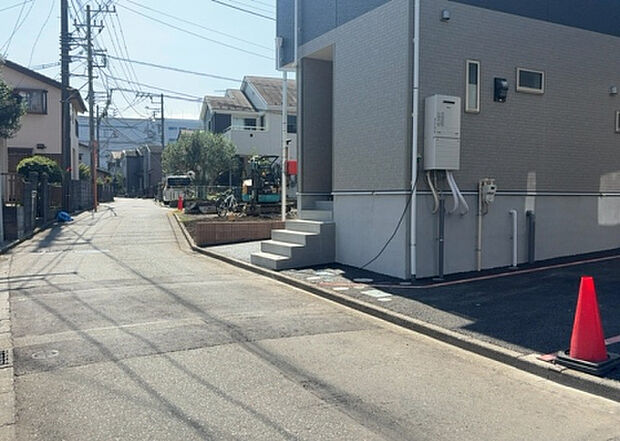 【前面道路含む現地写真_2】お持ちの車種によっては前面道路が広い方が便利でしょう。しかし、前面道路が広ければその分交通量が多くなるため、騒音などが気になる場合があります。実際に現地を見学し、周辺交通量や騒音などを確認しましょう！
