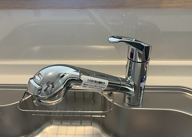 【キッチン水栓】キッチン水栓は、毎日必ず使うものだからこそ、使いやすさが重要です。シャワーヘッドの切り替えがスムーズか、吐水量が調節できるか、水しぶきが飛び散りにくい構造か、浄水機能が付いているかなど、日々の家事を快適にするための機能が数多くあります。また、デザインも多種多様なので、キッチン全体の雰囲気に合わせたものを選ぶことができます。