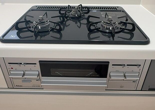 【キッチンコンロ】キッチンコンロは、料理の質を大きく左右する重要な設備です。火力調整のしやすさ、グリル機能の有無、安全装置の充実度など、選ぶポイントがたくさんあります。特に、IHクッキングヒーターは、お手入れのしやすさや安全性が高く、近年人気が高まっています。