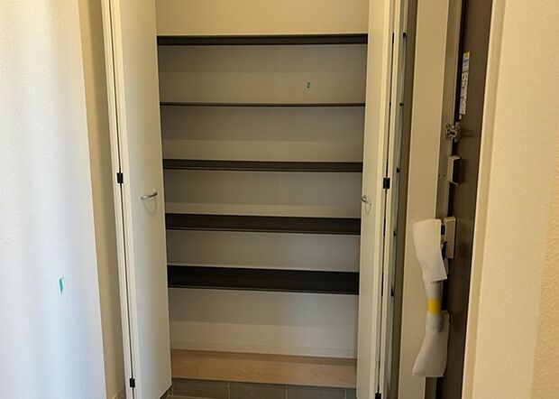 【玄関収納】玄関収納は、靴や傘、コートなどをスッキリと収納できるだけでなく、来客時に見せる顔となるため、家の顔とも言えます。収納量だけでなく、デザイン性も重視したいところです。ミラー付きの収納であれば、外出前の身だしなみチェックにも便利です。