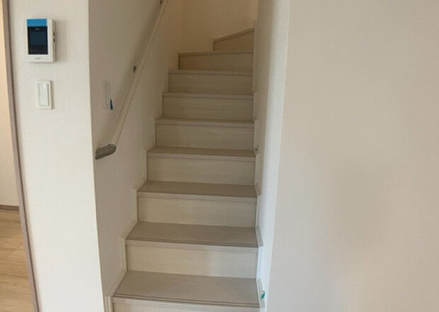 【内装】建物の上下階の通路である階段は、その位置によって動線や室内の印象が大きく左右されます。手摺にも重要な役割があり、転倒の防止・歩行や動作を円滑にして日常生活を支えることを主な目的として設置されています。