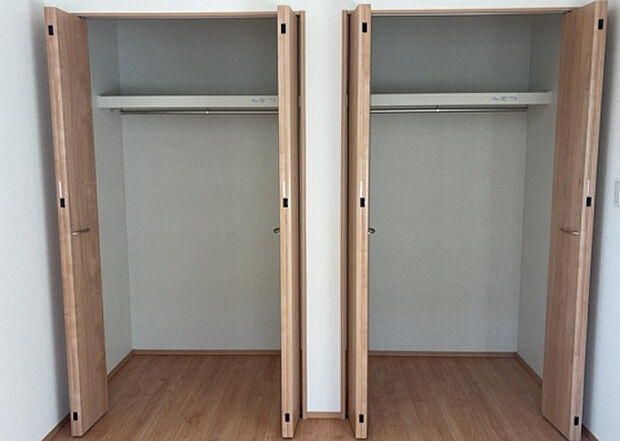 【ウォークインクローゼット】ウォークインクローゼットがあれば、クローゼット内でコーディネートが完成できますし、季節の変わり目に行う衣替えの手間も省けます。また、スーツケースなど大きいものもしまうことができ使い勝手がよいです。